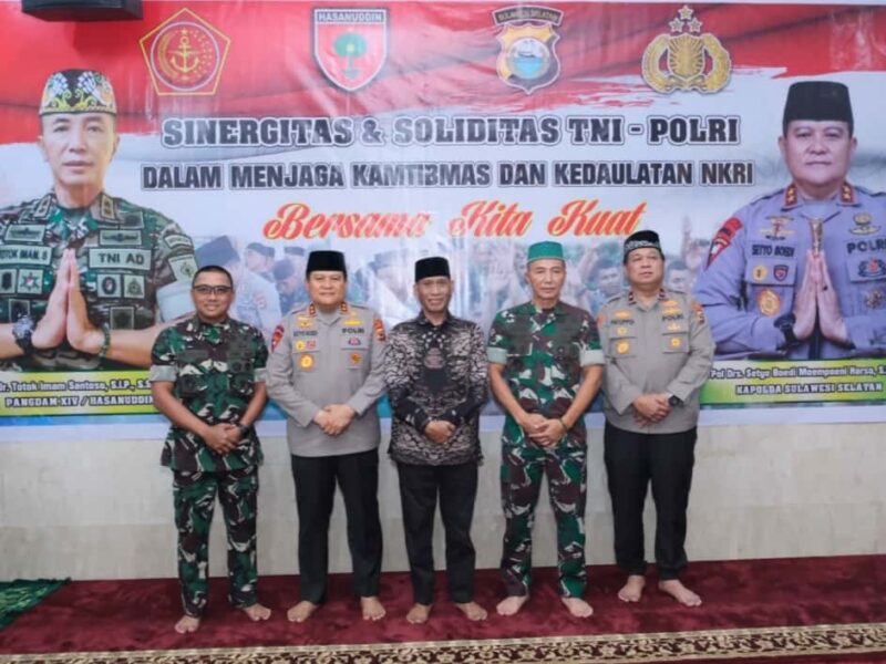 Jalin Sinergitas TNI-Polri, Kapolda Sulsel Irjen Pol Setyo Boedi Moempoeni Harso, Bersama Pangdam XIV Hasanuddin Mayjen TNI Totok Imam Santoso, Melaksanakan Salat Dzuhur Berjamaah, di Masjid Syuhada 45 Mapolda Sulsel, Selasa 2 Mei 2023