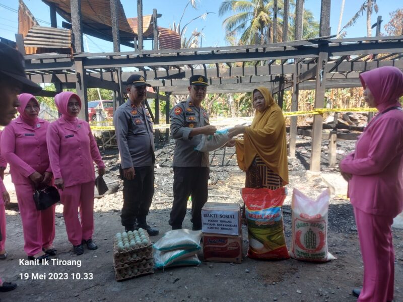 Kapolsek Tiroang serahkan bantuan sosial, kepada, Hj. Kawaru (43), warga tonrong Saddang II kel. Tiroang kec. Tiroang kab. Pinrang
