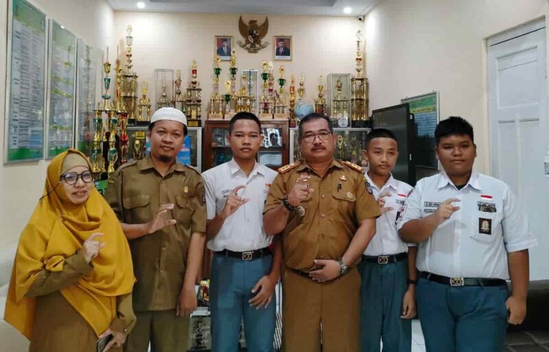 Kepala UPT SMAN 4 Makassar, Supardin, Melakukan Foto Bersama Guru Pembina dan Siswa yang Mengikuti World Team Physics Olympiad, Senin 15 Mei 2023
