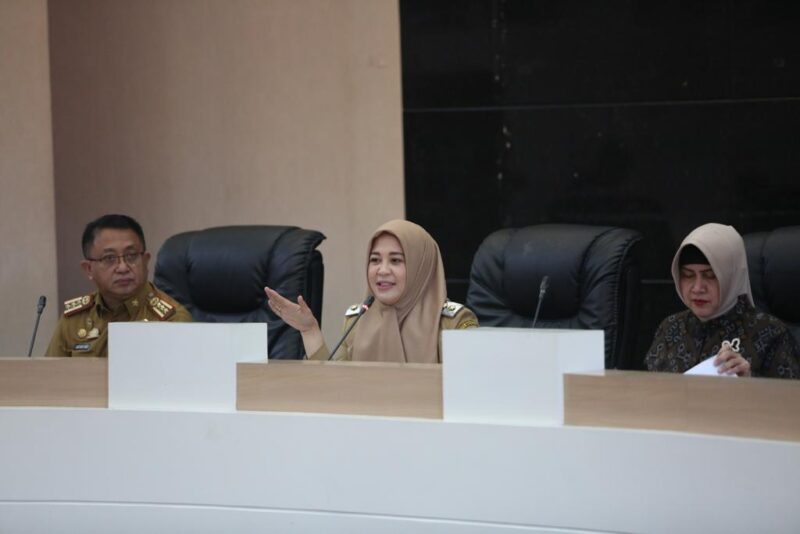 Wakil Wali Kota Makassar, Fatmawati Rusdi, Memimpin Rapat Koordinasi Persiapan Rapat Kerja Nasional (Rakornas) Asosiasi Pemerintah Kota Seluruh Indonesia (APEKSI), di Balai Kota Makassar, Senin 29 Mei 2023.