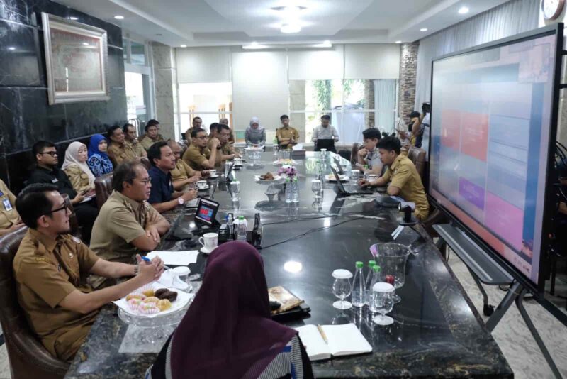 Wali Kota Makassar, Ir. Moh. Ramdhan Pomanto, Saat Mengikuti Rapat Persiapan Rakernas APEKSI XVI Secara Virtual