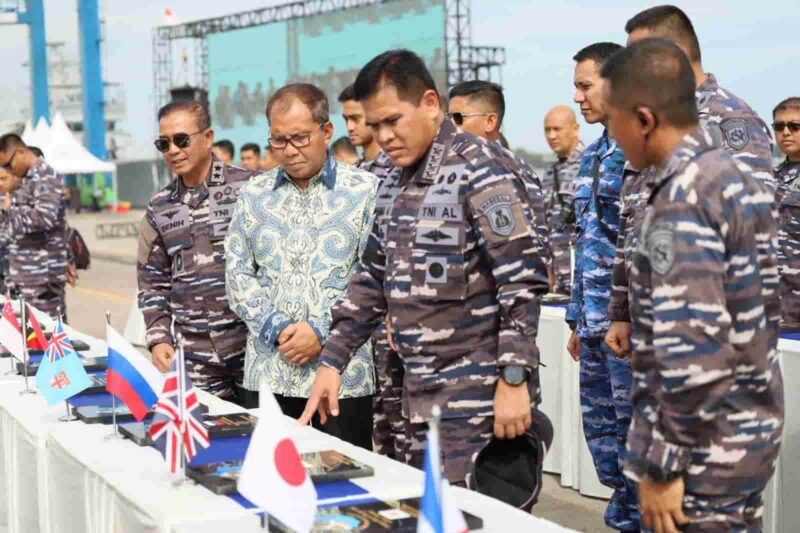 Wali Kota Makassar, Ir. Moh. Ramdhan Pomanto dan Kepala Staf Angkatan Laut (KSAL) Laksamana TNI, Muhammad Ali, Memantau Aksi Gladi Kotor, di Pelabuhan Soekarno-Hatta, Jum'at 2 Juni 2023