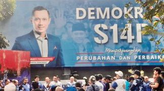 Ratusan kader Partai Demokrat menggelar aksi solidaritas cap jempol darah di Kantor DPP Demokrat, Jalan Proklamasi, Jakarta Pusat, Jumat 16 Juni 2024
