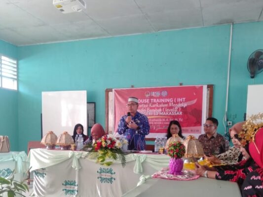 Sekretaris Dinas Pendidikan Provinsi Sulsel, Harpansa, Menghadiri Sekaligus Membuka Kegiatan In House Training (IHT) Implementasi Kurikulum Merdeka, di SMAN 13 Makassar, Kamis 8 Juni 2023