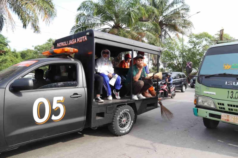 Wakil Wali Kota Makassar, Fatmawati Rusdi, Memantau Gerakan Bersih Taman Kota, di Jalan Metro Tanjung Bunga, Sabtu 10 Juni 2023