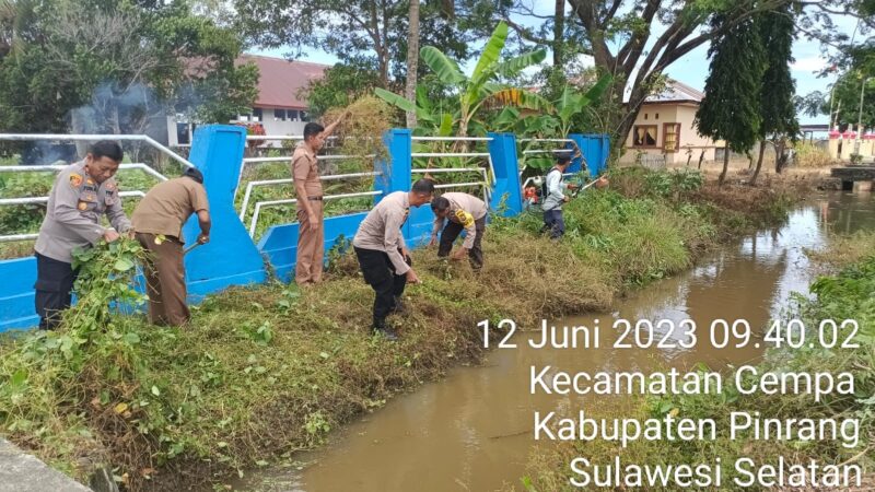 Kapolsek Cempa,  pemerintah kecamatan dan Masyarakat lakukan gotong royong