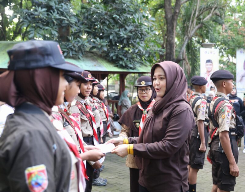 Wakil Wali Kota Makassar, Fatmawati Rusdi, Melepas Putra-putri Pramuka Kota Makassar Mewakili Sulsel Bertanding di Cibubur, Jakarta Timur, Selasa 13 Juni 2023