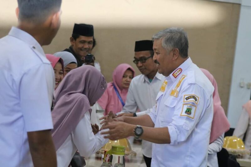 Bupati Pinrang Irwan Hamid melepas Calon jamaah haji yang berprofesi sebagai ASN