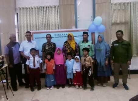 Bunda PAUD Pinrang di dampingi Kadis Dikbud, Ketua PGRI , dan Kemenag Pinrang, berpose bersama Siswa yang mewakili SD/MI se Kabupaten Pinrang
