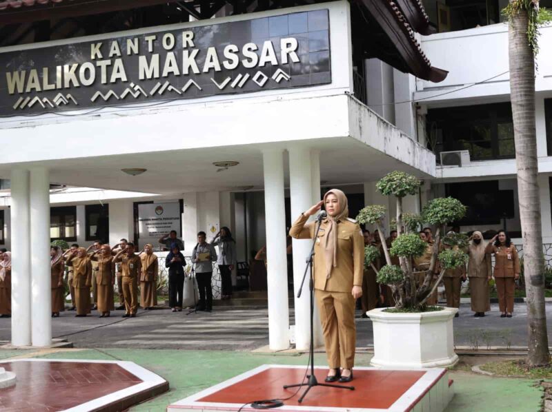 Wakil Wali Kota Makassar, Fatmawati Rusdi, Memimpin Apel Pagi ASN Lingkup Pemkot Makassar, di Halaman Kantor Balai Kota, Senin 19 Juni 2023