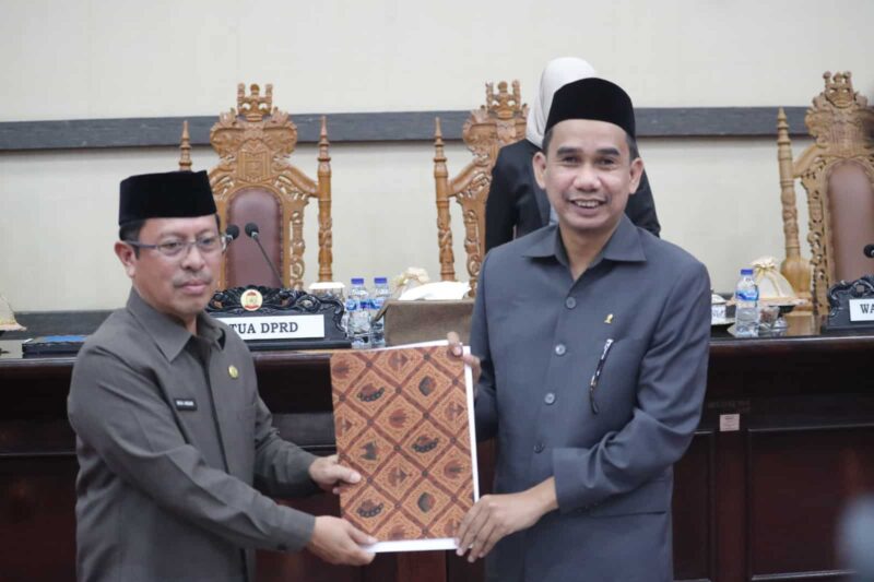 Ketua DPRD Kota Makassar, Rudianto Lallo, Menyerahkan Pertanggungjawaban Pelaksanaan Anggaran Pendapatan dan Belanja Daerah (APBD) Tahun 2022 Kepada Sekretaris Daerah, Muh. Ansar, Senin 26 Juni 2023