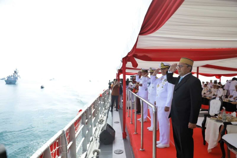 Wali Kota Makassar, Ir. Moh. Ramdhan Pomanto, Mendampingi Panglima TNI, Laksamana Yudo Margono, Menaiki Kapal KRI Bung Karno, Senin 5 Juni 2023