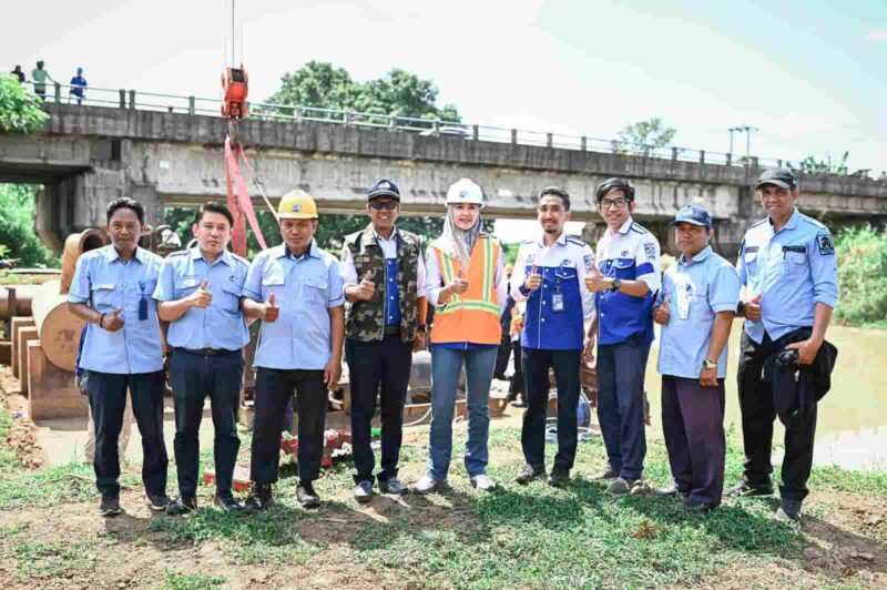 Direktur Umum dan Pelayanan Perumda Air Minum Kota Makassar, Indira Mulyasari Paramastuti, Memantau Proses Penurunan Pompa Air Baku, Selasa 6 Juni 2023