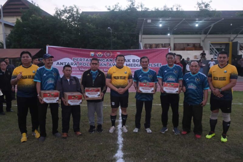 Peringati Hari Bhayangkara ke-77, Polda Sulsel Gelar Pertandingan Persahabatan Sepakbola Lawan Jurnalis, di Stadion Pallawa 88 Polda Sulsel, Kamis 8 Juni 2023
