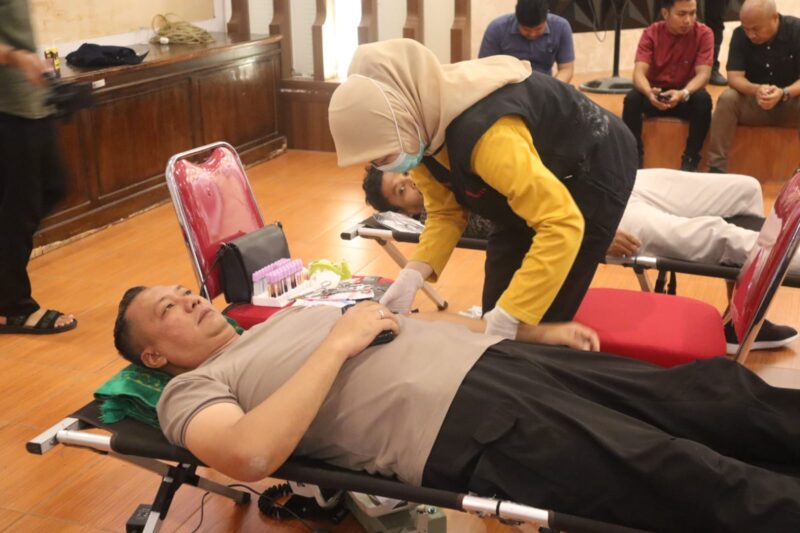 Kapolres Pinrang AKBP Santiaji tampil sebagai pendonor darah pertama
