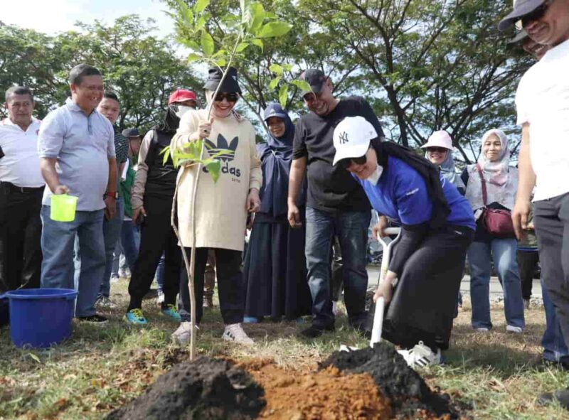Wakil Wali Kota Makassar, Fatmawati Rusdi, Memimpin Jumat Bersih di Pasar Pabaeng-Baeng, Jum'at 9 Juni 2023