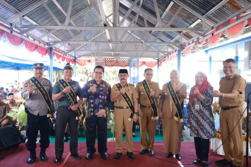 Wakil Bupati Gowa, H. Abd Rauf Malaganni, Dikukuhkan Sebagai Bapak Asuh Anak Stunting (BAAS), di Kampung KB, Kecamatan Bajeng, Selasa 13 Juni 2023