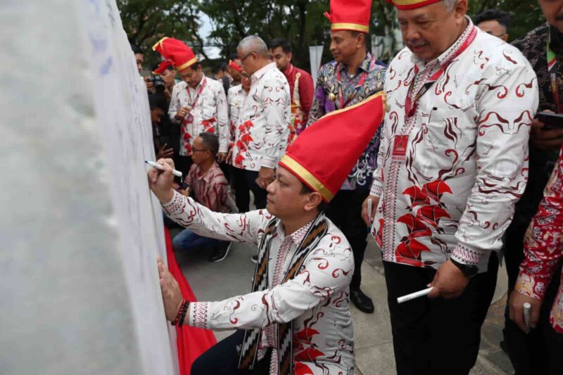 Wali Kota Anggota APEKSI, Melakukan Penandatanganan Prasasti di Pantai Losari, Kota Makassar, Rabu 12 Juli 2023