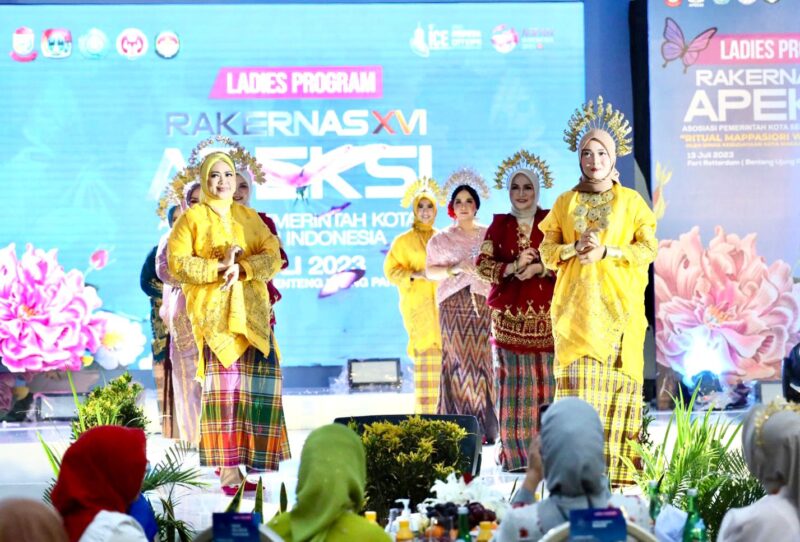 RAKERNAS APEKSI ke XVI, Istri Walikota se Indonesia fashion show ragam baju bodo Bugis Makassar  acara Ladies Program di Fort Rotterdam Makssar, Kamis 13 Juli 2023