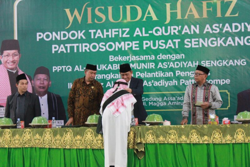 Bupati Wajo H. Amran Mahmud saat menghadiri Wisuda Hafiz Pondok Tahfiz Al-Qur'an As'adiyah Pattirosompe Pusat Sengkang yang digelar di Gedung Assa'adah, Sengkang, Minggu (16/7/2023)