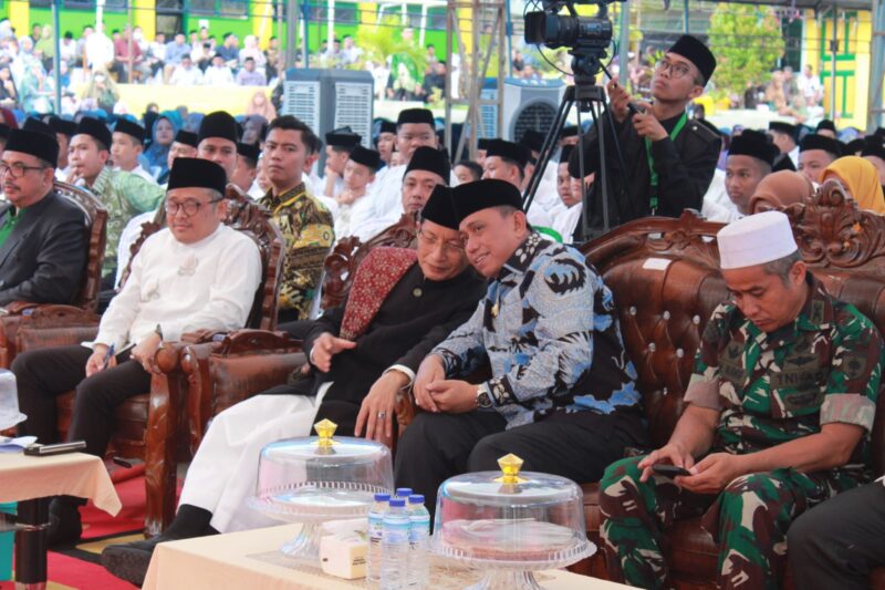 Bupati Wajo H. Amran Mahmud bersama Ketua Umum PP Ponpes As'adiyah, AG Prof. Nasaruddin Umar,  Kepala Subdirektorat Kesiswaan, Direktorat Kurikulum, Sarana Kelembagaan dan Kesiswaan Madrasah, Kemenag RI, Imam Bukhori, Rektor IAI As'adiyah, AG Muhammad Yunus Pasanreseng Andi Padi, Mewakili Dandim 1406/Wajo dan Kemenag Wajo menghadiri Ngaji Perdana Penerimaan Santri Pondok Pesantren As' adiyah Sengkang Tahun Ajaran 2023/2024, Minggu (23/7/2023)