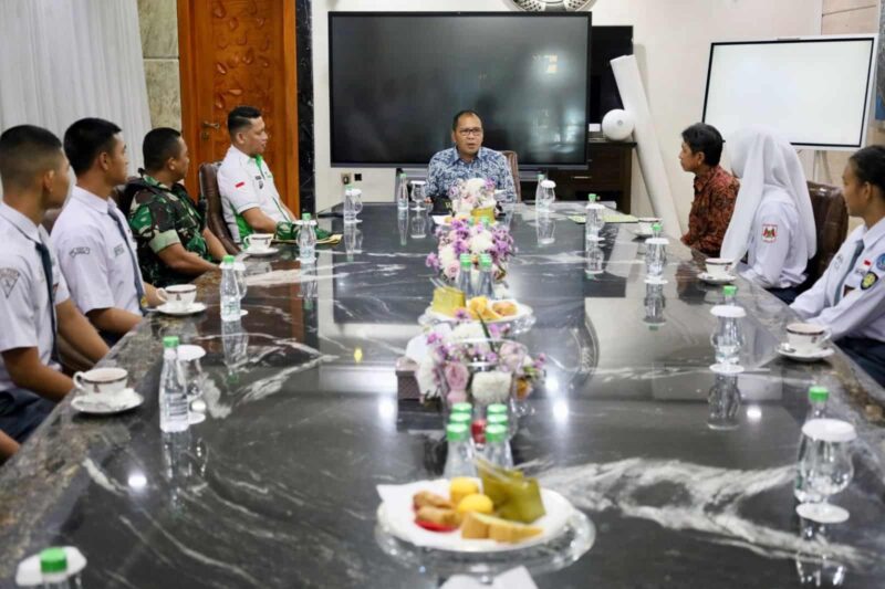 Wali Kota Makassar, Ir. Moh. Ramdhan Pomanto, Menerima Anggota Paskibraka Delegasi Makassar, di Kediaman Pribadinya, Kamis 6 Juli 2023
