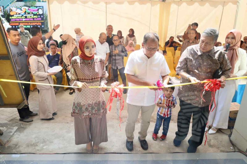 Wali Kota Makassar, Ir. Moh. Ramdhan Pomanto, Melakukan Gunting Pita Grand Opening Meicalia Aesthetic & Dental Clinic, Sabtu 22 Juli 2023