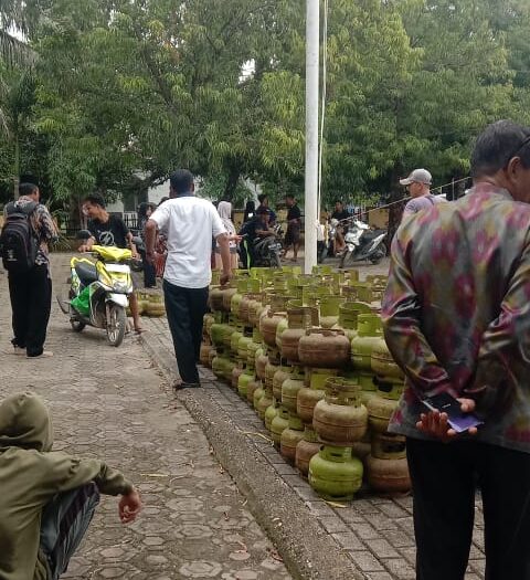Menyikapi kelangkaan gas elpiji, khususnya elpiji 3 kg, Pemerintah Kabupaten Wajo menggelar operasi pasar di 14 kecamatan. Kegiatan yang digelar bekerjasama dengan Pertamina melalui agen dan pangkalan resminya ini dilaksanakan mulai tanggal 6 sampai 8 dan 10 Juli 2023