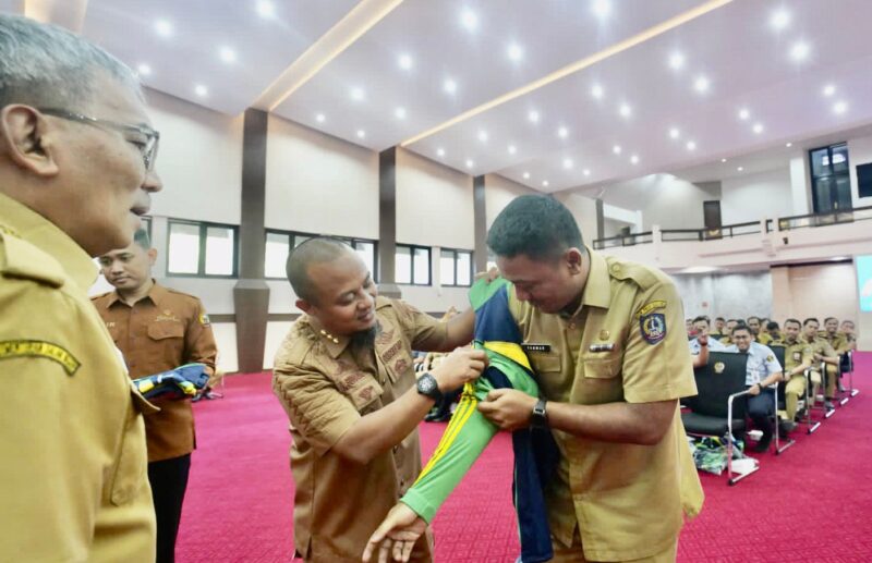 Gubernur Sulsel  Andi Sudirman Sulaiman memasangkan jaket atlet kepada ketua kontingen Imran Jausy sekaligus penyerahan bendera kontingen Sulawesi Selatan