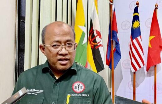 ADIB KHUMAIDI, Ketua Umum Pengurus Besar Ikatan Dokter Indonesia
dan  lima organisasi profesi untuk menentang Undang-Undang (UU) Kesehatan. diantaranya Dokter Indonesia (IDI), Ikatan Bidan Indonesia (IBI), Persatuan Dokter Gigi Indonesia (PDGI), Persatuan Perawat Nasional Indonesia (PPNI), dan Ikatan Apoteker Indonesia (IAI)