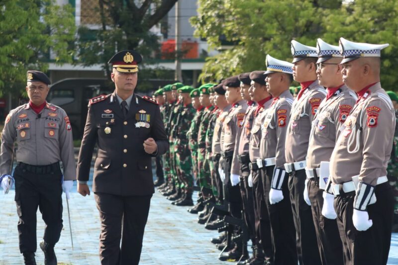 Kapolres Pinrang AKBP Santiaji Kartasasmita periksa pasukan dalam rangka HUT Bhayangkara ke 77 di halaman kantor Bupati Pinrang