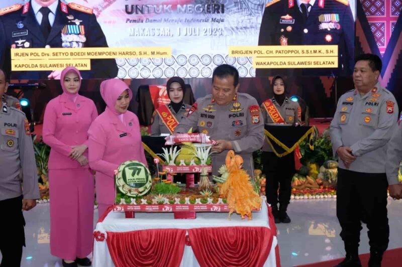 Kapolda Sulsel, Irjen Pol Setyo Boedi Moempoeni Harso, Menggelar Syukuran Hari Bhayangkara ke-77 dengan Memotong Tumpeng, Sabtu 1 Juli 2023