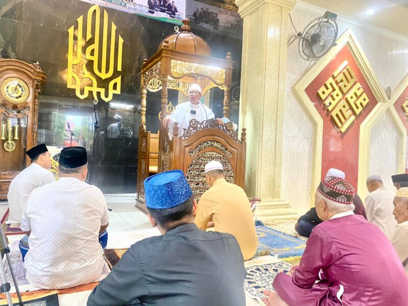 KHATIB Jumat di Masjid Jamia’tul Keriyah Siwa Oleh Anregurutta Dr. KH. Muhammd Yunus Pasanreseng Andi Padi, M.Ag. Rektor Institut Agama Islam As'adiyah dan Ketua Umum Majelis Ulama Indonesia Kabupaten Wajo