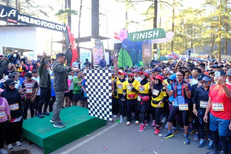 Bupati Gowa, Adnan Purichta Ichsan, Melepas Peserta Lari Lintas Alam, di Landmark Kota Bunga Malino, Minggu 16 Juli 2023