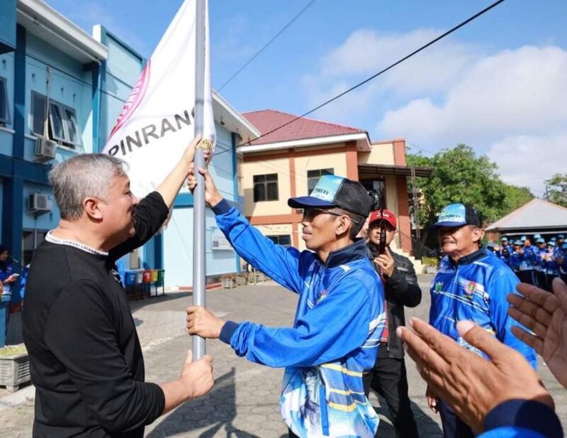 Bupati Pinrang serahkan bendera kontingen kepada Kadis Dikbud Pinrang sebagai ketua kontingen