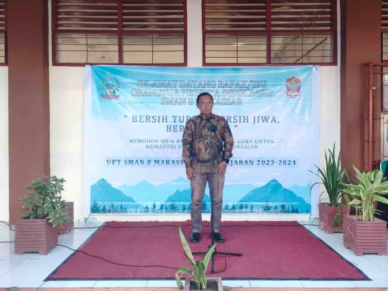 Kepala UPT SMAN 8 Makassar, Iwanuddin, S.Pd, M.Pd, Memberikan Sambutan Dalam Kegiatan Bersih Tubuh, Bersih Jiwa dan Bersih Hati, Jum'at 21 Juli 2023