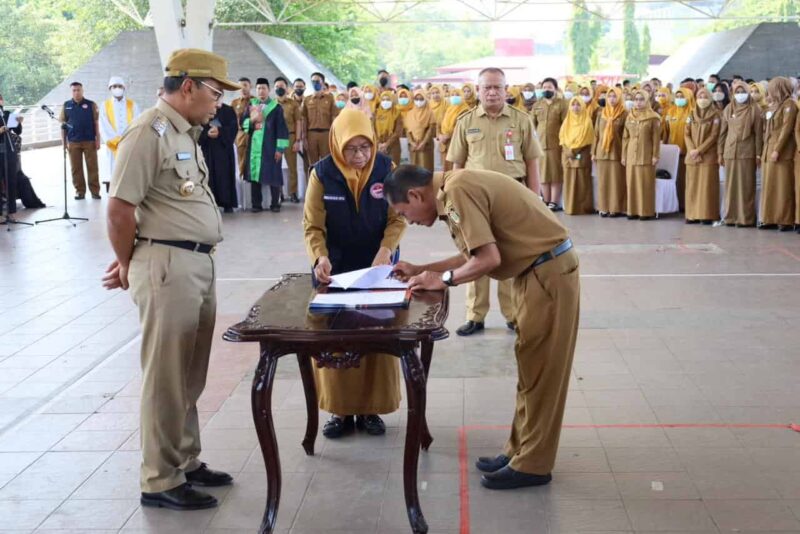 Wali Kota Makassar, Ir. Moh. Ramdhan Pomanto, Melantik 829 Pejabat Fungsional Tertentu, di Tribun Lapangan Karebosi, Senin 24 Juli 2023.