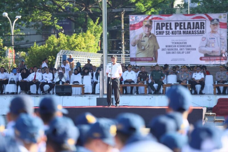Wali Kota Makassar, Danny Pomanto pimpin Apel Pelajar SMP se-Kota Makassar di Tribun Lapangan Karebosi, Rabu (26/07/2023)