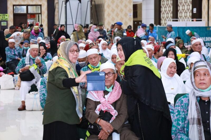 Rombongan Jamaah Haji Pinrang yang tergabung di kloter 38 tiba dengan selamat di bandara internasional Sultan Hasanuddin Makassar