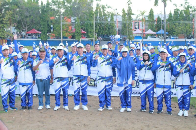 Bupati Wajo H. Amran Mahmud Didampingi Ketua TP PKK Wajo Hj. Sitti Maryam dan Sekda Wajo Armayani  melepas secara resmi kontingen PGRI Kabupaten Wajo untuk Porseni VI PGRI Sulsel. Pelepasan digelar di Lapangan Merdeka Sengkang, Minggu (16/7/2023)