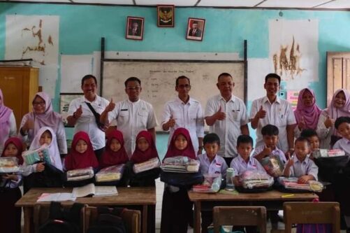 Kadis Dikbud Pinrang dan rombongan berpose bersama kepala sekolah, guru dan siswa