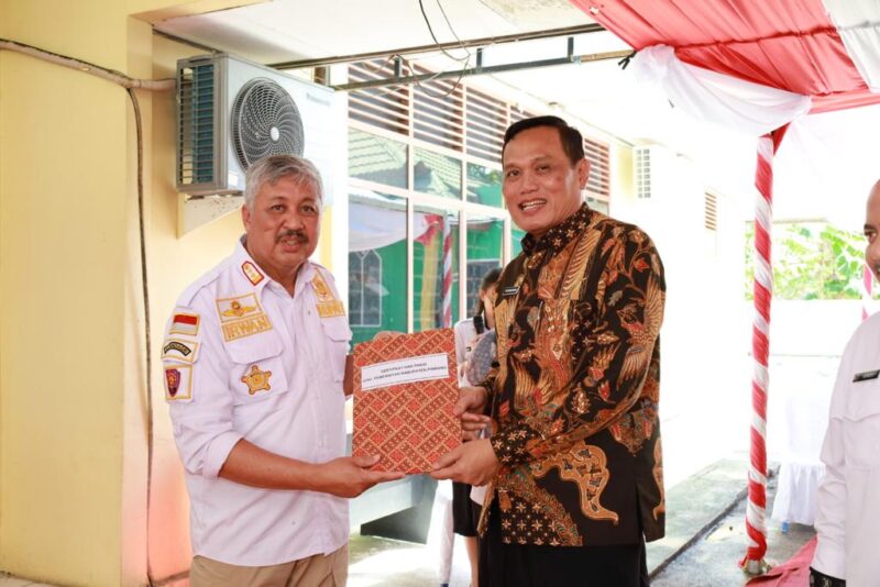 Kepala Kantor Wilayah BPN Prov. Sulsel Tri Wibisono menyerahkan sertifikat Pemda, yang diterima Bupati Pinrang Irwan Hamid