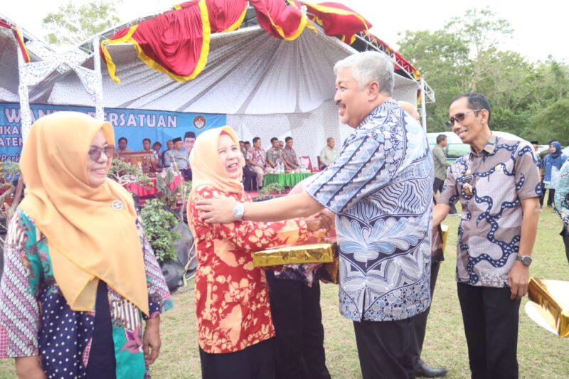 Bupati Pinrang Irwan Hamid di dampingi Kadis Dikbud Matjtja menyerahkan santunan jaminan kematian bagi ahli waris tenaga kerja Non ASN yang meninggal dunia