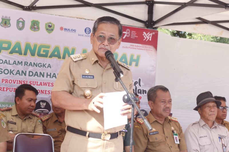 Wabup Pinrang H. Alimin membuka Gerakan pangan murah di pelataran Masjid Agung Al Munawwir Pinrang