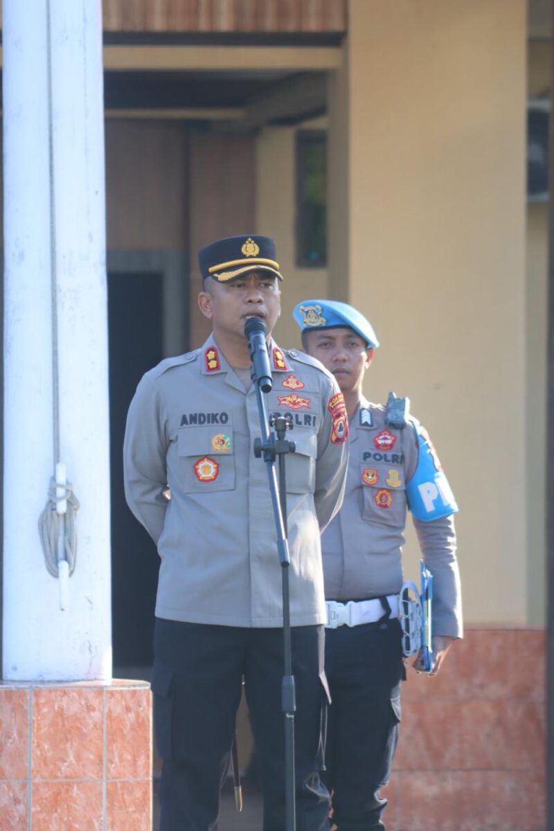 Kapolres Pinrang AKBP Andiko Wicaksono, S. I K Pimpin Apel pagi perdana di lapangan Mapolres Pinrang