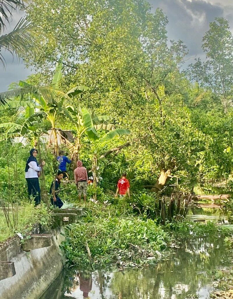 Kepala Kelurahan Siwa Hj Harisah saat gotong royong dengan Masyarakatnya di tiga lingkungan yang ada di Siwa