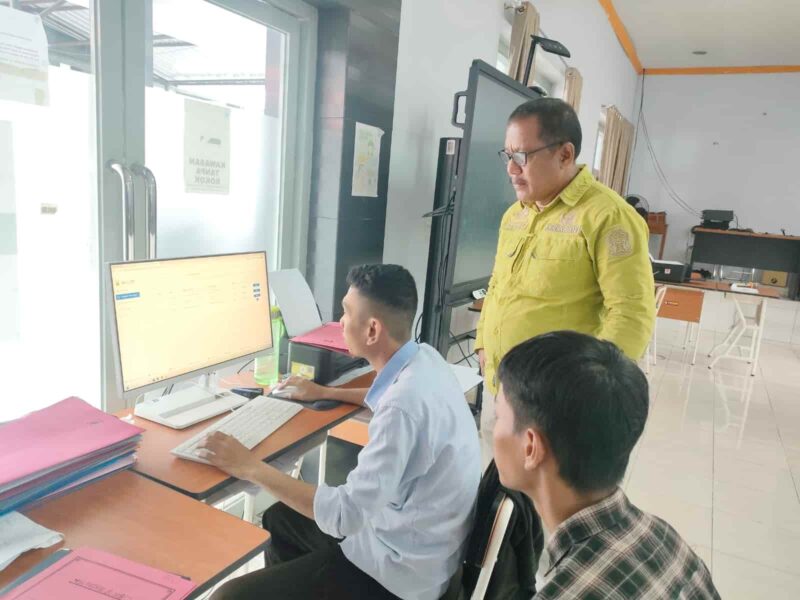 Kepala UPT SMAN 16 Makassar, Drs. Yusuf, M.Pd, Memantau Secara Langsung Pendaftaran dan Verifikasi PPDB Jalur Zonasi, Selasa 4 Juli 2023