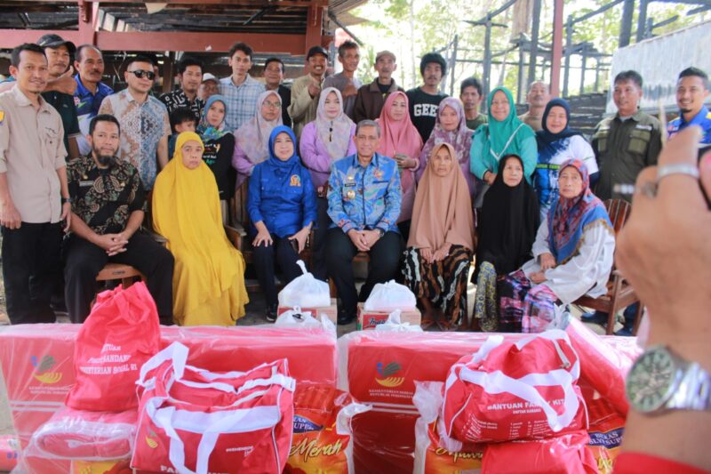 Bupati Wajo, Amran Mahmud bersama Anggota DPR RI, Andi Yuliani Paris menyalurkan bantuan kepada korban bencana kebakaran di Kelurahan Atakkae, Kecamatan Tempe dan di Desa Watampanua Kecamatan Pammana, Jum'at (11/9/2023)