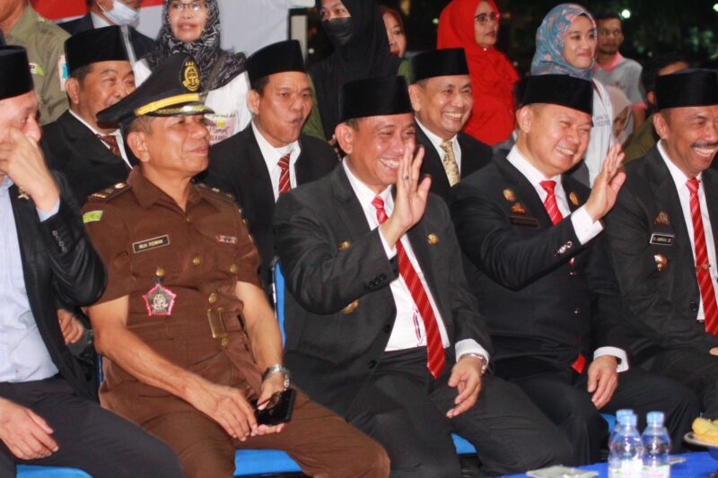 Ketua DPRD Wajo HA. Alauddin Palaguna bersama Bupati Wajo H. Amran Mahmud, Wakil Bupati Wajo H. Amran SE dan Forkopimda menghadiri Upacara Taptu dan Pawai Obor yang digelar di Lapangan Merdeka Sengkang, Rabu (16/8/2023)