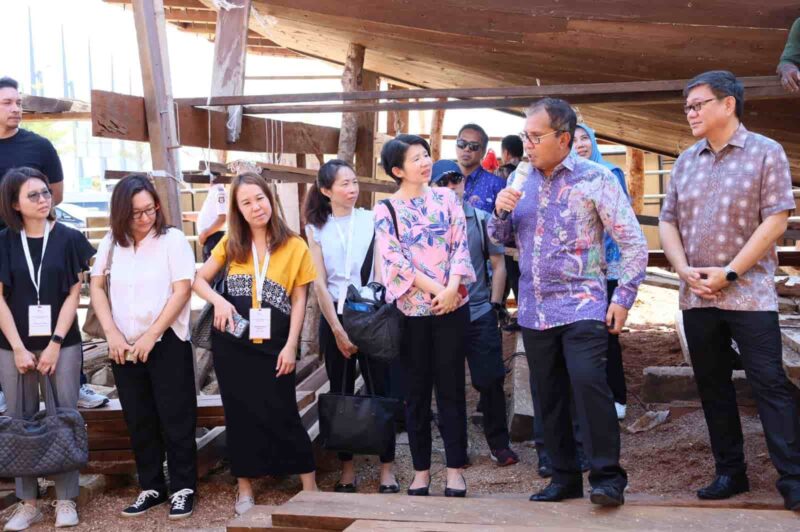 Wali Kota Makassar, Ir. Moh. Ramdhan Pomanto, Mengajak Peserta Senior Management Programme Singapore ke Lokasi Pembuatan Kapal Pinisi, di Kawasan CPI, Kamis 3 Agustus 2023